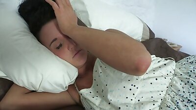 Napalona amatorka masturbuje się w swojej darmowe filmy porno owlosione sypialni